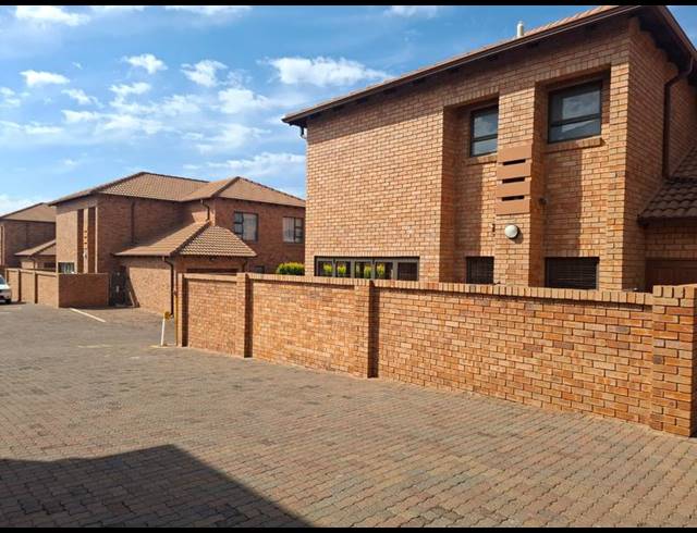 3 BEDROOM PROPERTY TO RENT IN WILLOW PARK MANOR